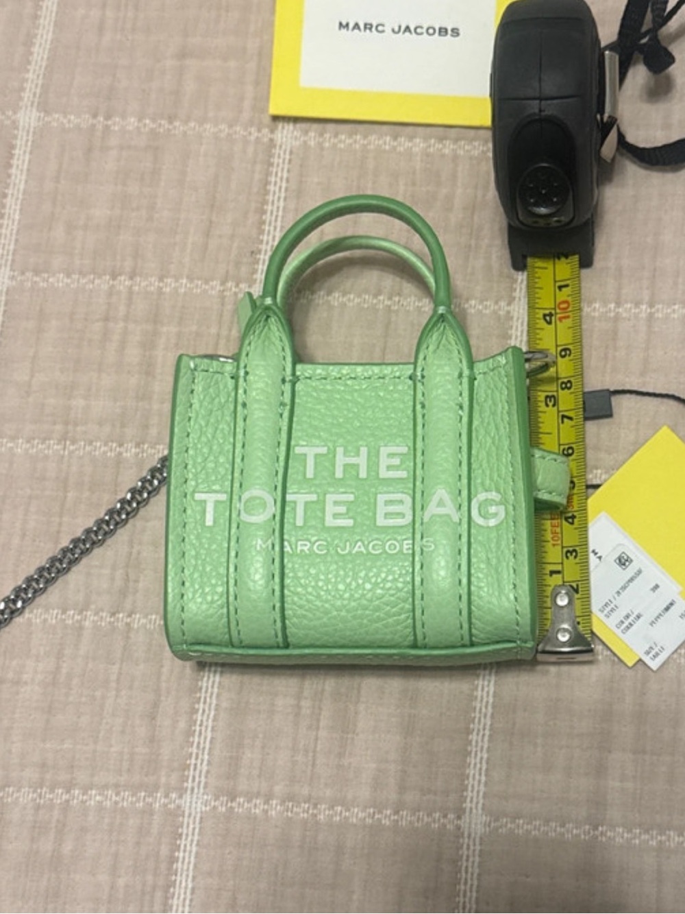Marc Jacobs The Tote Bag Mini Keychain - Picture 6 of 7